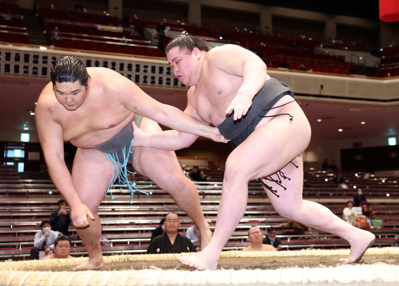 天昇山（左）を上手出し投げで破る旭富士（撮影・鈴木正人）