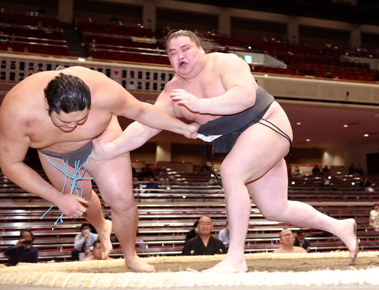天昇山（左）を上手出し投げで破る旭富士（撮影・鈴木正人）
