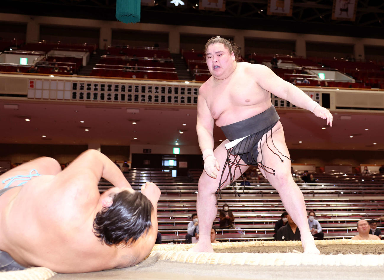 天昇山（左）を上手出し投げで破った旭富士（撮影・鈴木正人）