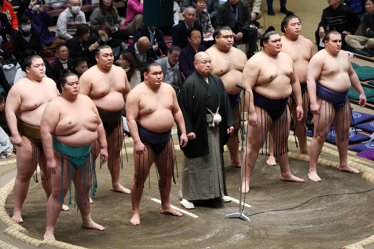 協会あいさつに臨む八角理事長（撮影・宮地輝）