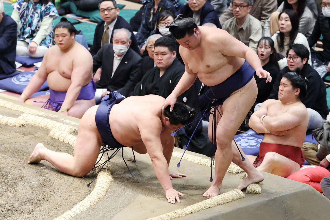 押し出しで羽出山（右）を破る朝白龍（撮影・宮地輝）