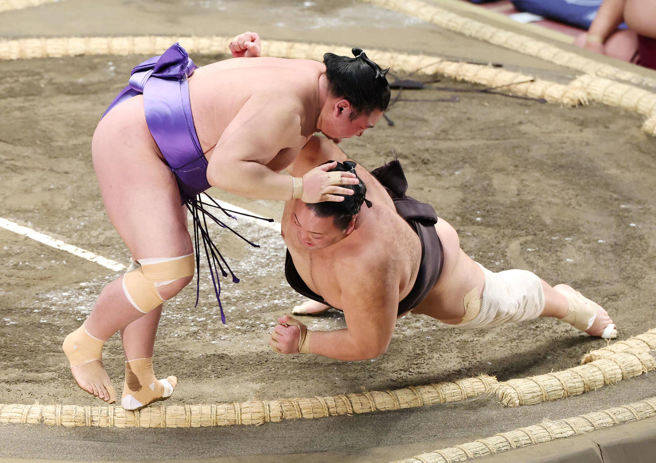 上手投げで欧勝海（左）に敗れる朝乃山（撮影・宮地輝）
