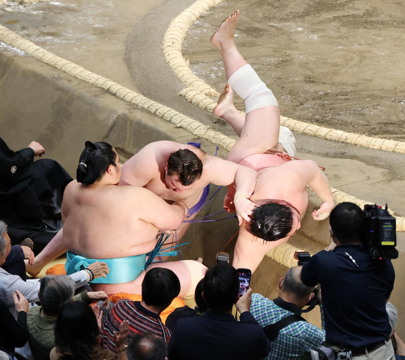 寄り倒しで宇良（右）を破る安青錦（撮影・宮地輝）