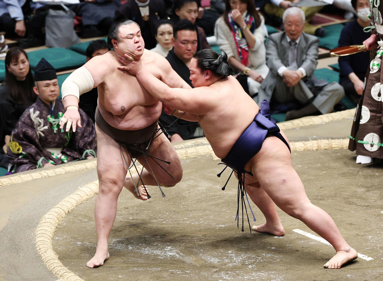 押し出しで英乃海（左）を破る出羽ノ龍（撮影・宮地輝）