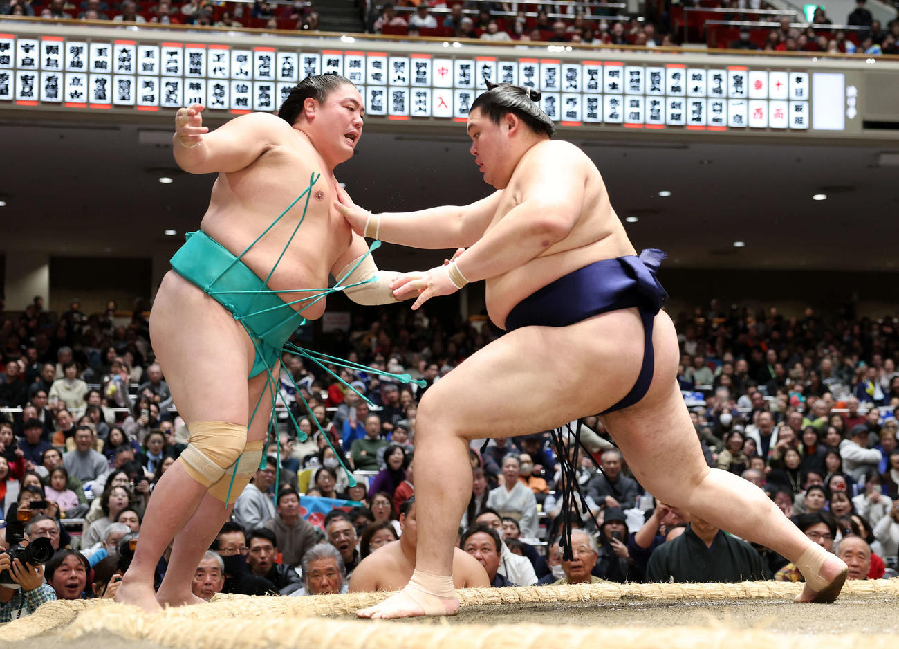 一山本（左）を押し出しで破る大の里（撮影・鈴木正人）