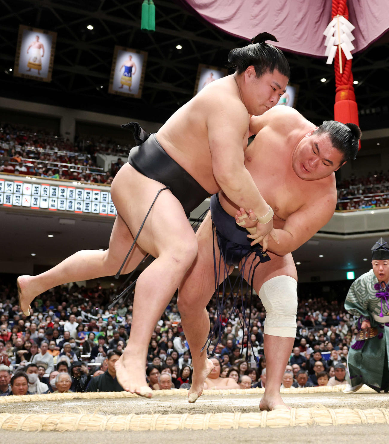 若元春（左）を攻める豊昇龍（撮影・鈴木正人）
