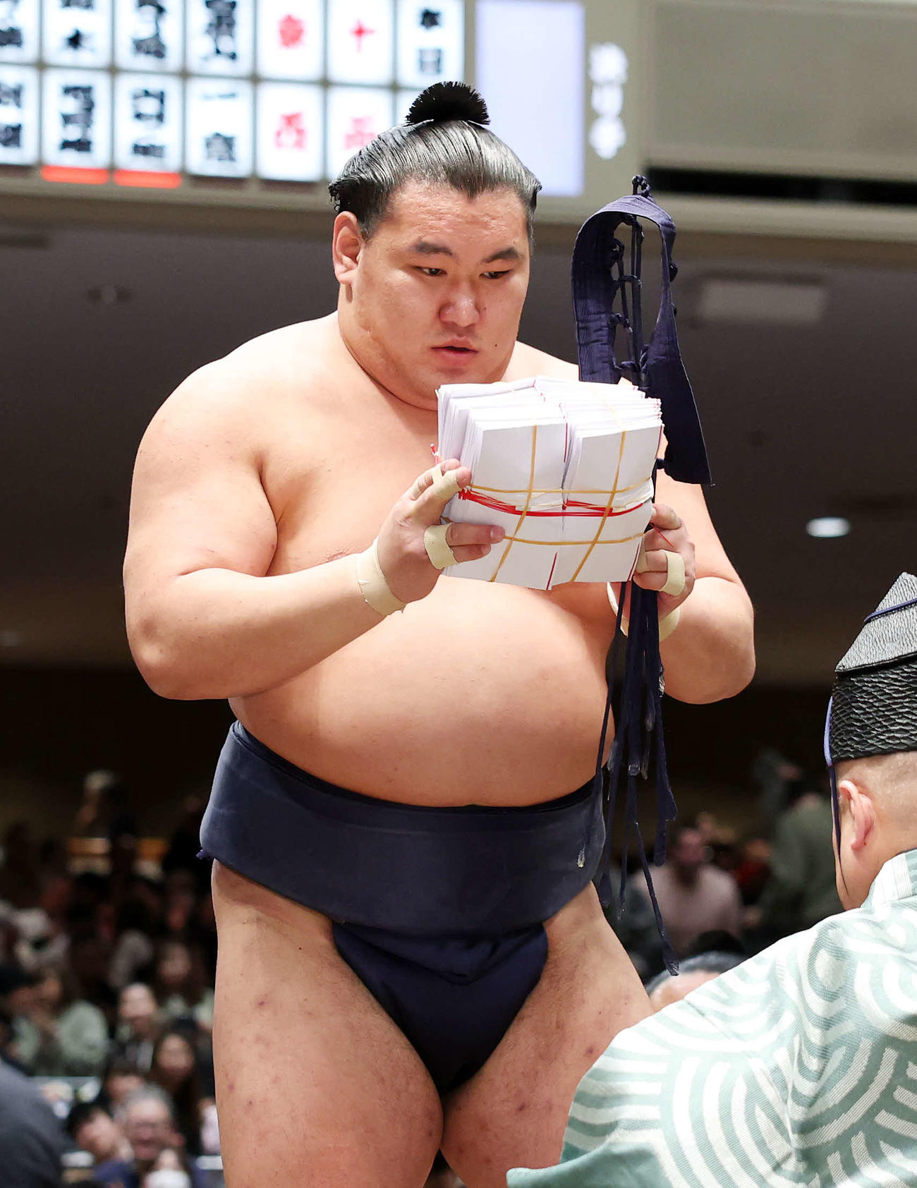 懸賞金の束を受け取る豊昇龍（撮影・鈴木正人）