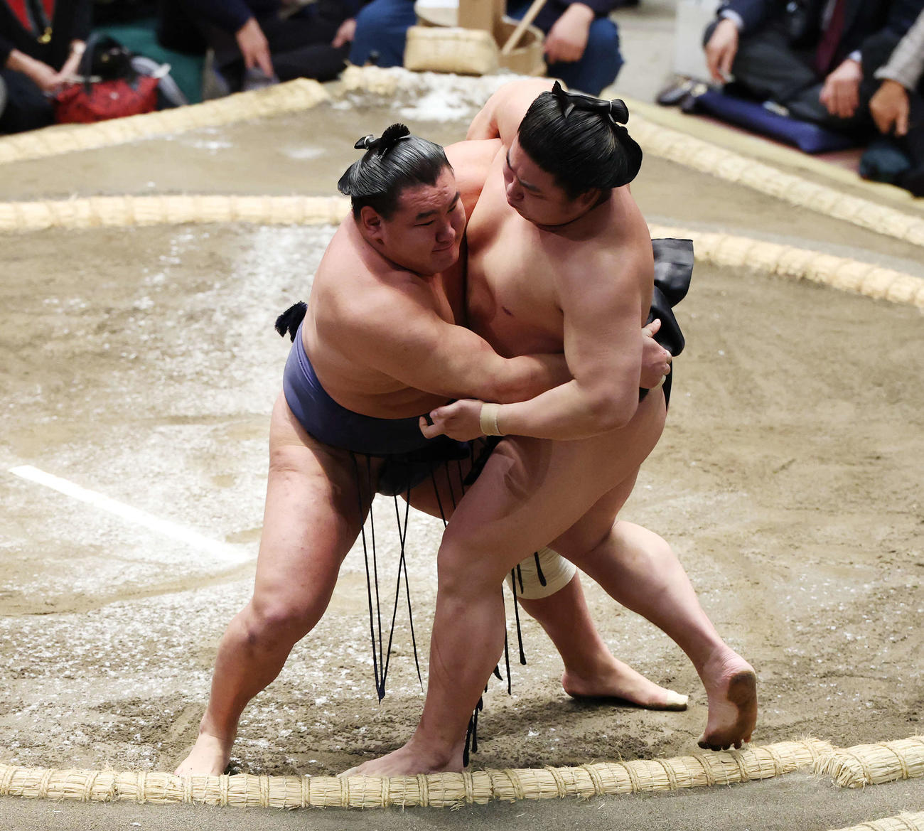 寄り倒しで若元春（右）を破る豊昇龍（撮影・宮地輝）