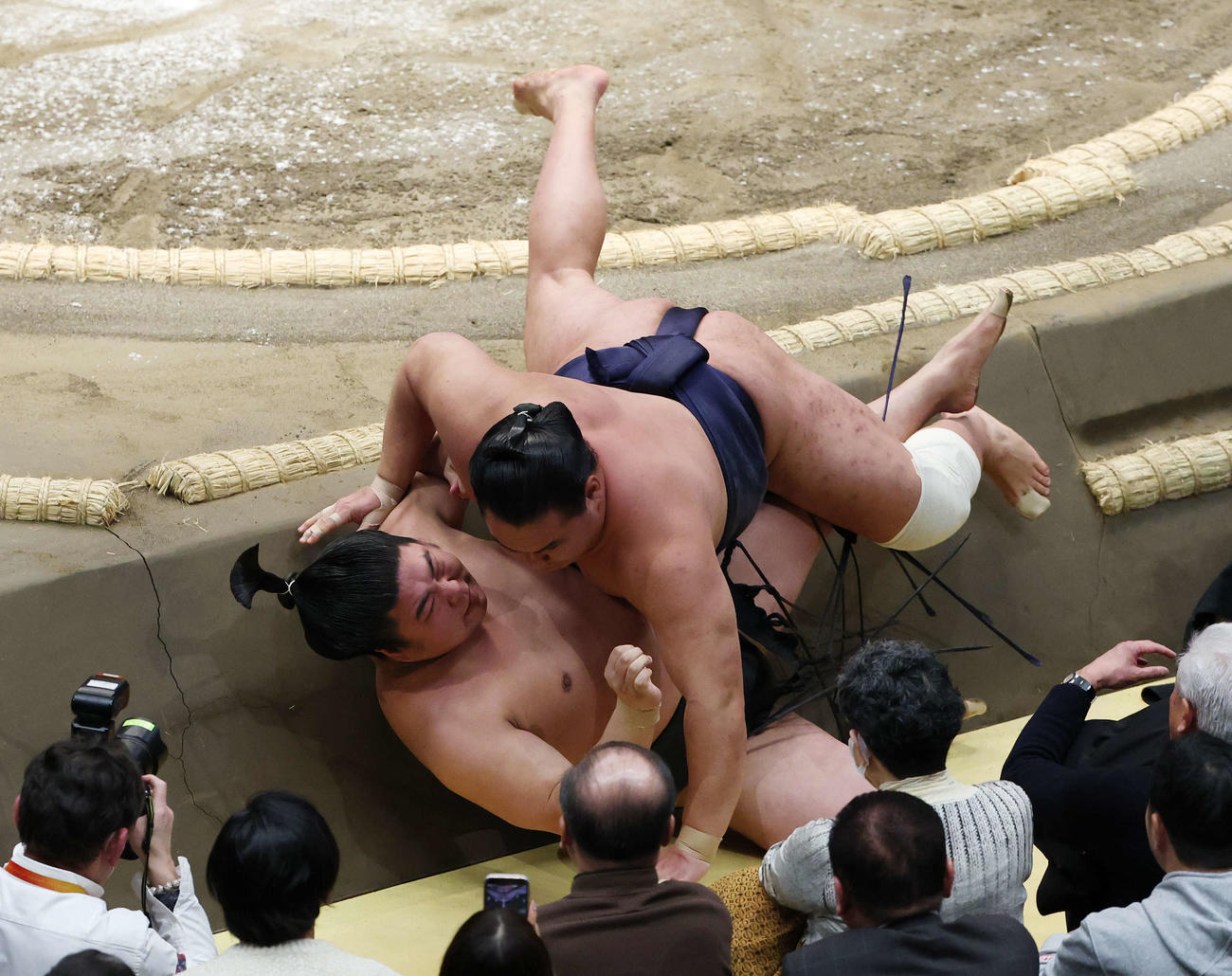 寄り倒しで若元春（下）を破る豊昇龍（撮影・宮地輝）