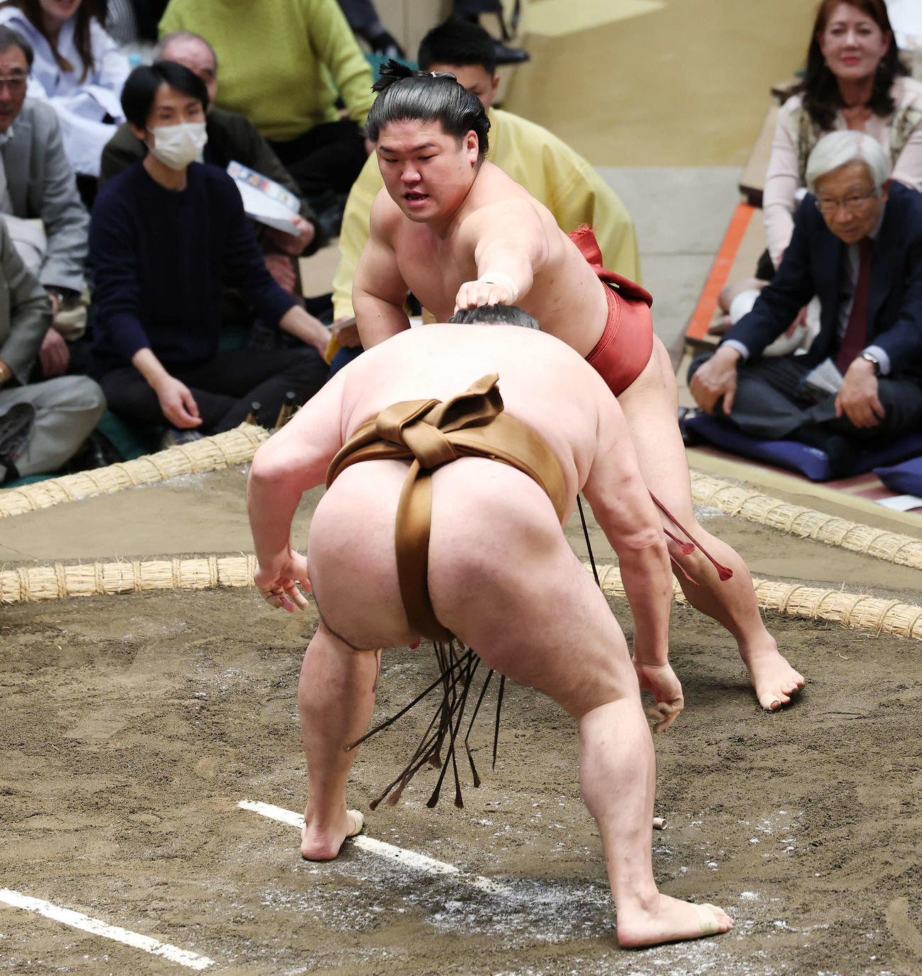 反則で竜電（手前）に敗れる朝紅龍（撮影・宮地輝）