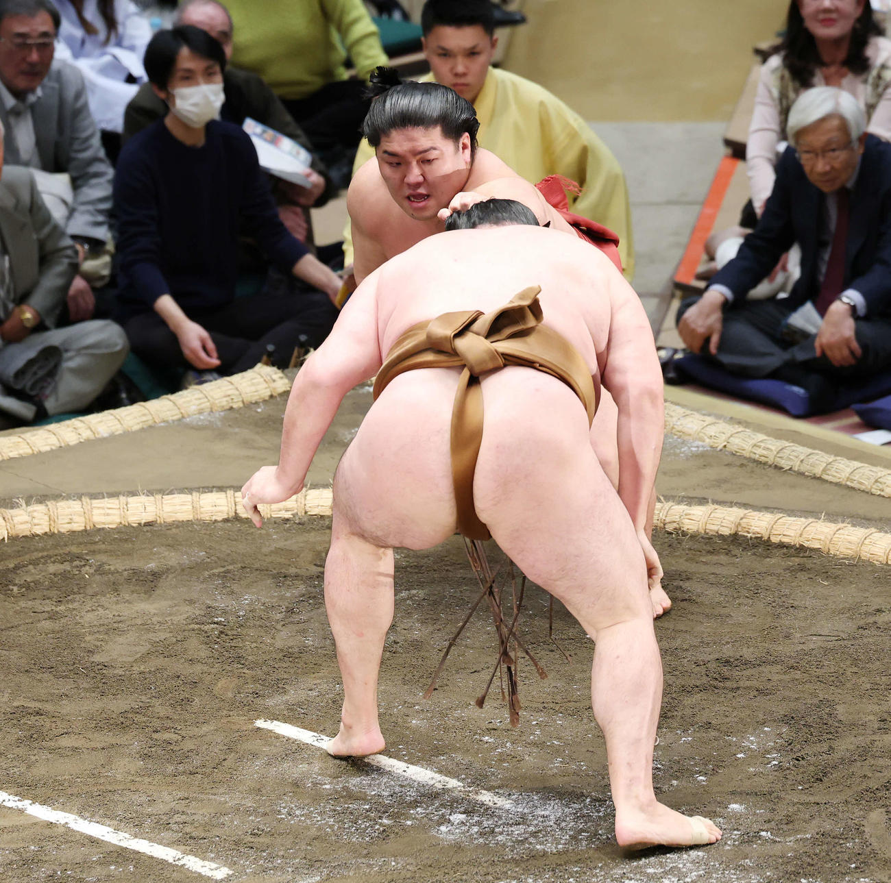 反則で竜電（手前）に敗れる朝紅龍（撮影・宮地輝）