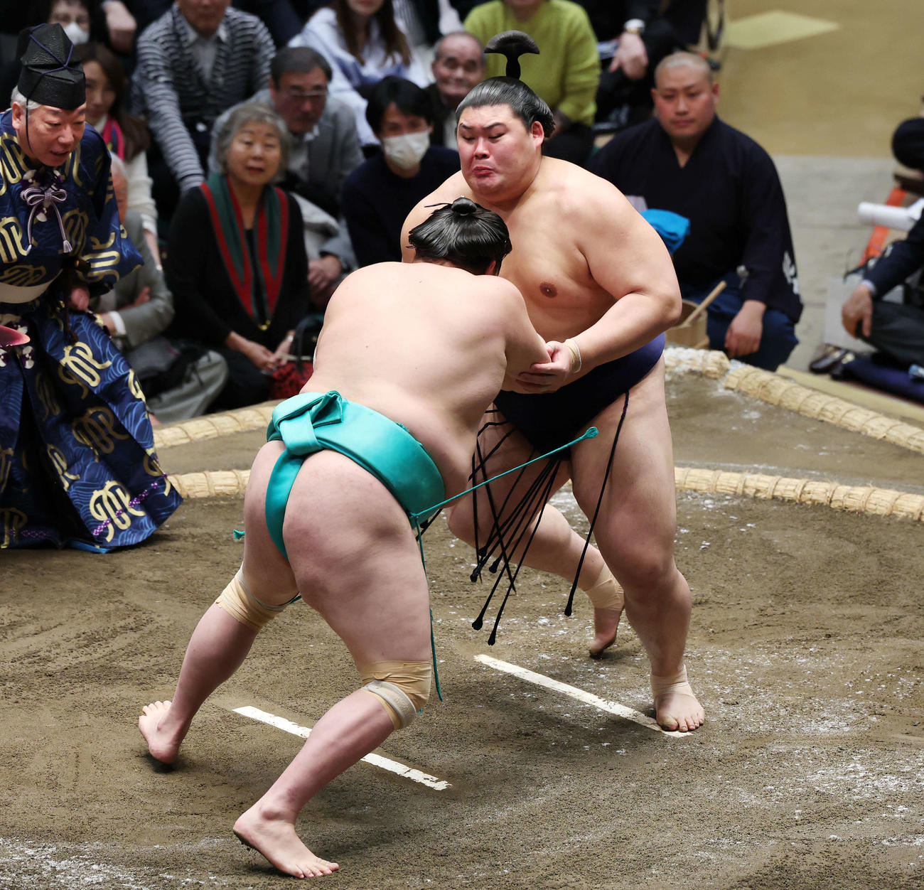 押し出しで一山本（左）を破る大の里（撮影・宮地輝）