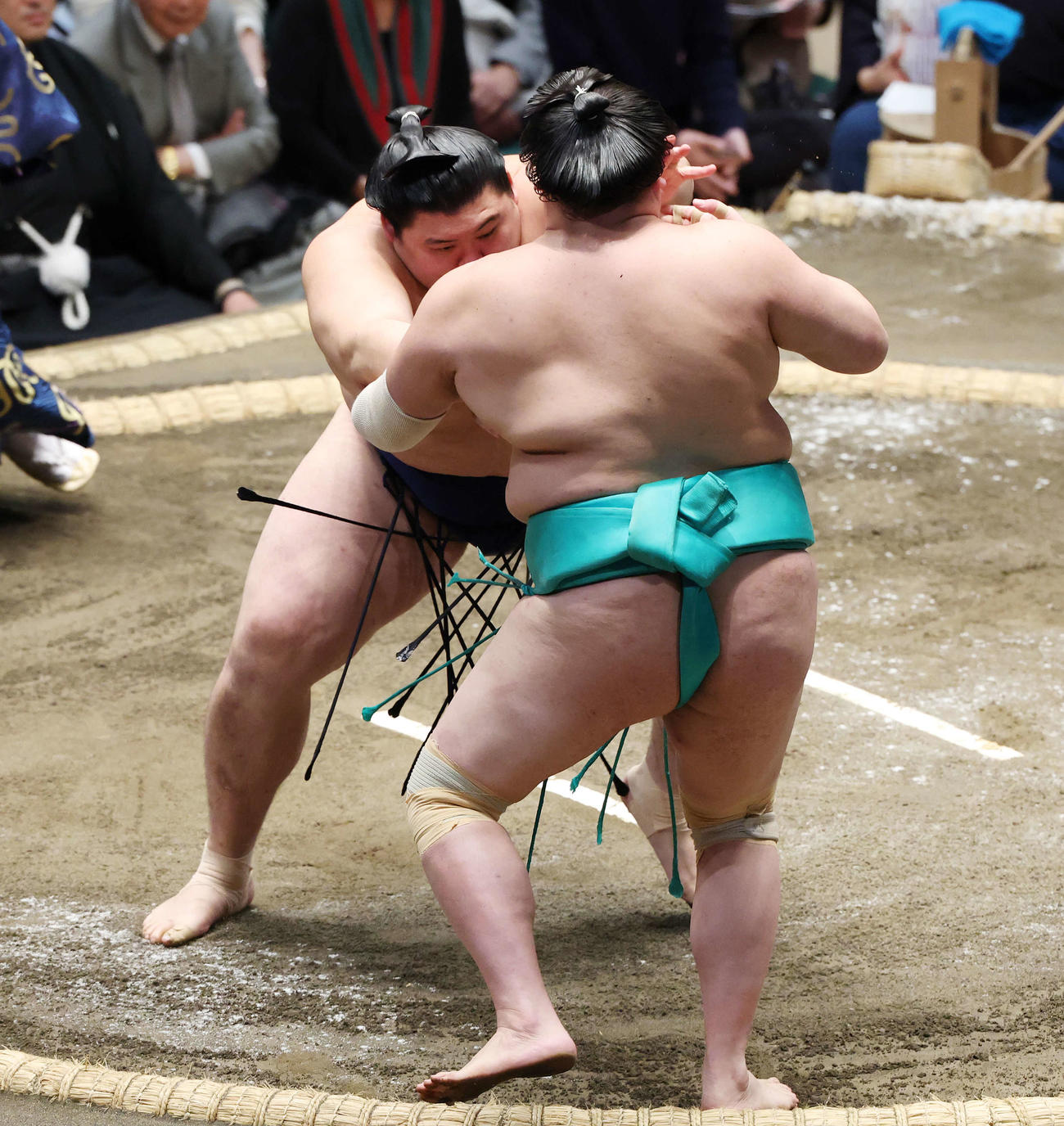 押し出しで一山本（手前）を破る大の里（撮影・宮地輝）