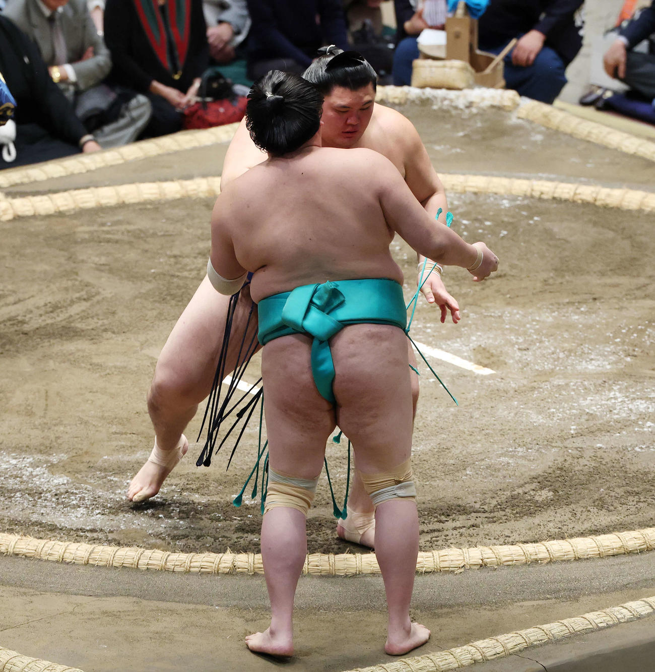 押し出しで一山本（手前）を破る大の里（撮影・宮地輝）
