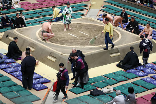 ハプニング】力士が落下し元大関出島の大鳴戸審判長が負傷退場 親方衆