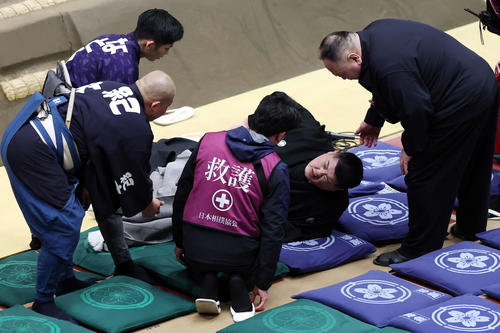 ハプニング】力士が落下し元大関出島の大鳴戸審判長が負傷退場 親方衆