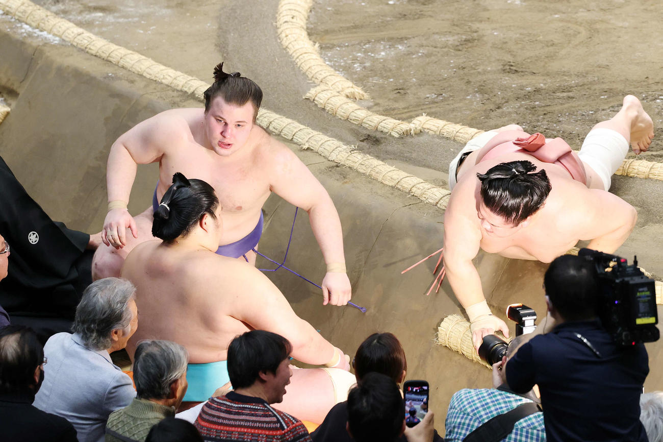 寄り倒しで宇良（右）を破る安青錦（撮影・宮地輝）