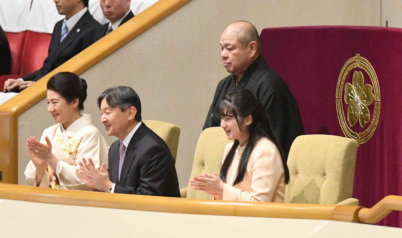 2020年1月25日、大相撲初場所14日目をご観戦される天皇皇后両陛下。右は内親王殿下愛子さま。後方は八角理事長