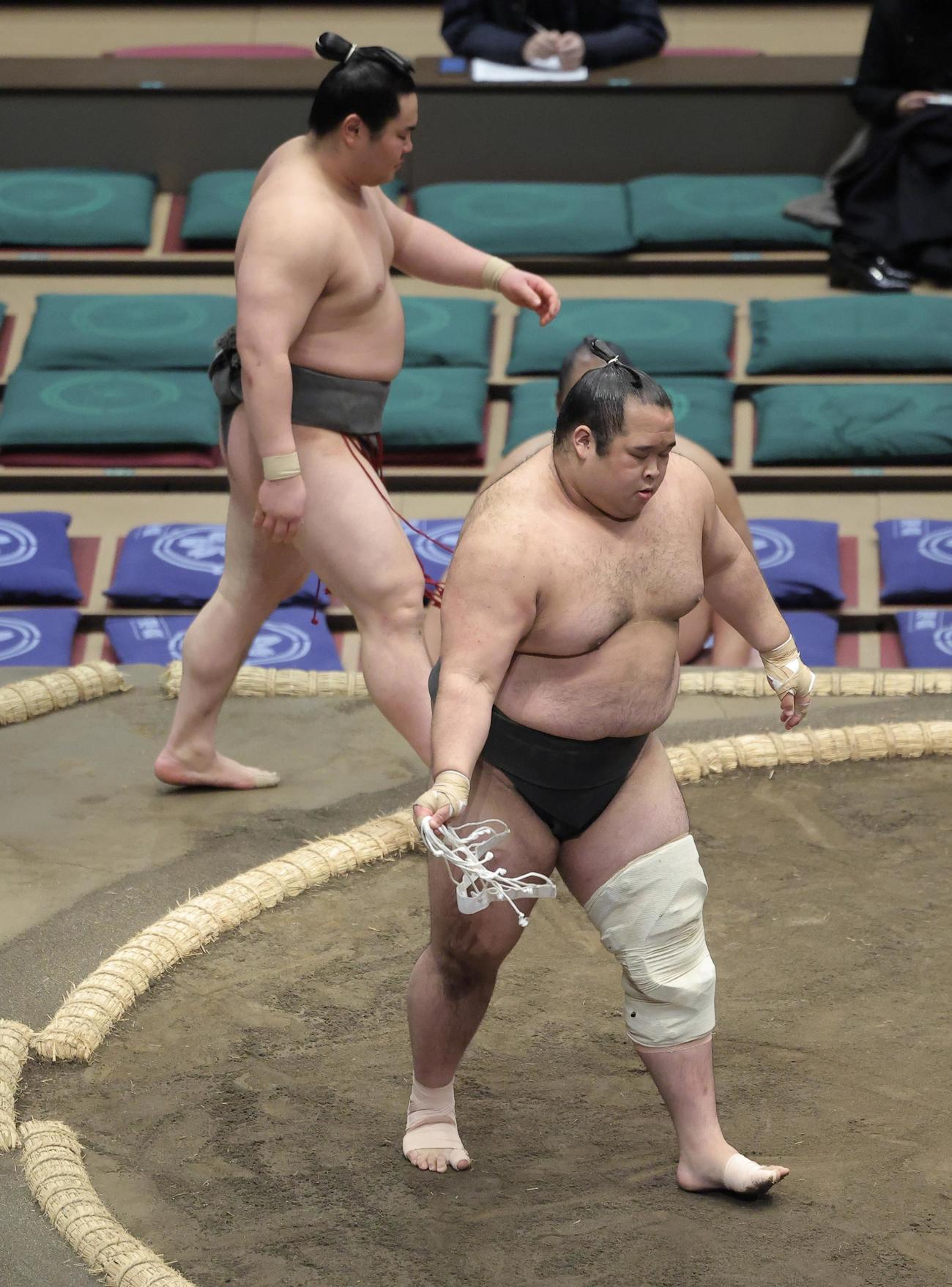 豪乃若（左）を押し出しで破る生田目（撮影・河田真司）