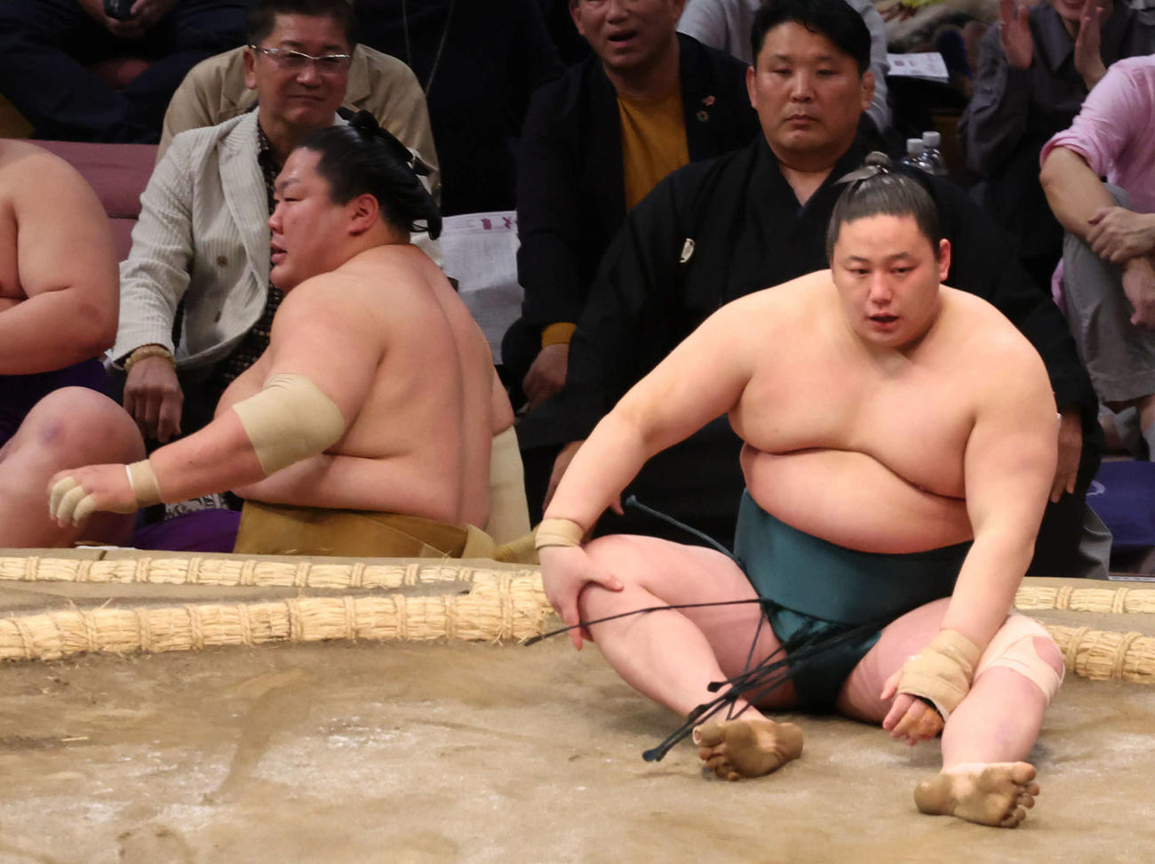 九州場所2日目　輝に浴びせ倒しで敗れ土俵に座り込む三田（2025年11月10日撮影）