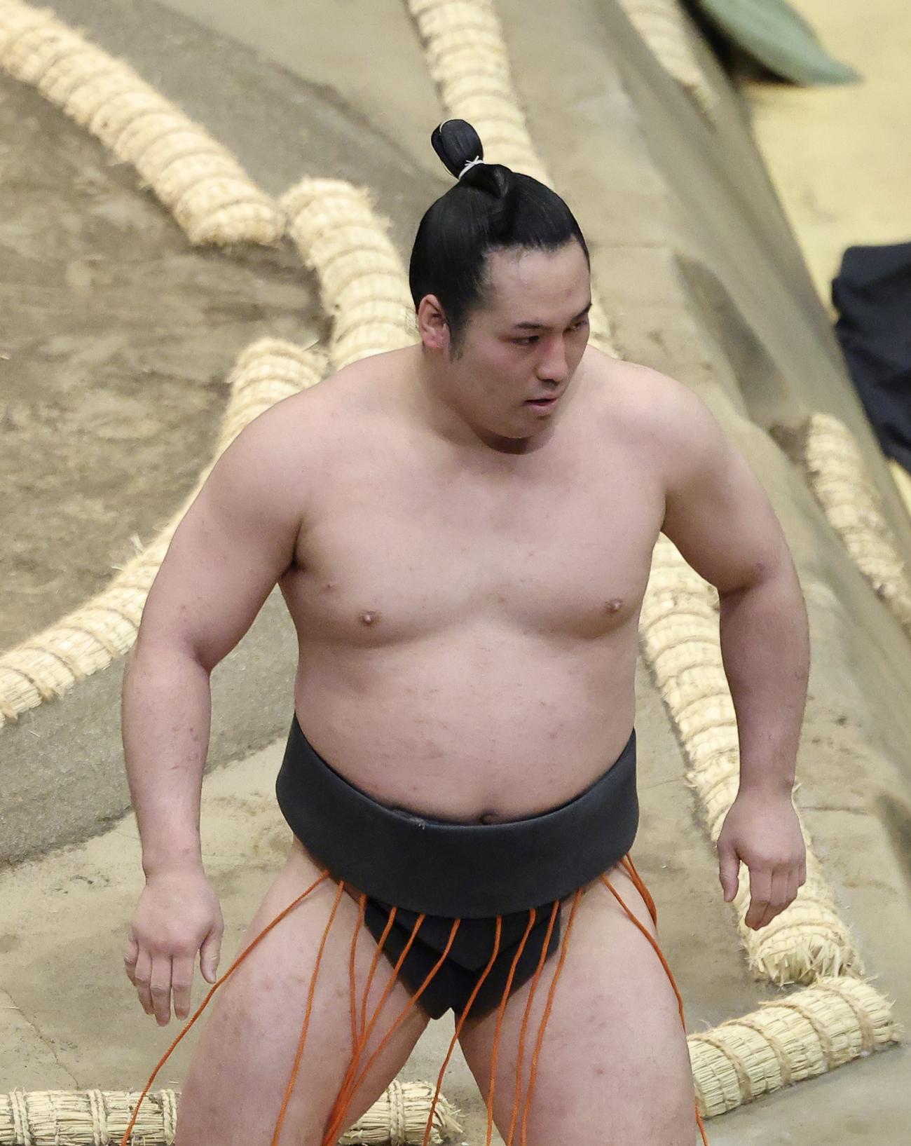 翠桜をすくい投げで破り、土俵から引き揚げる須山（撮影・河田真司）
