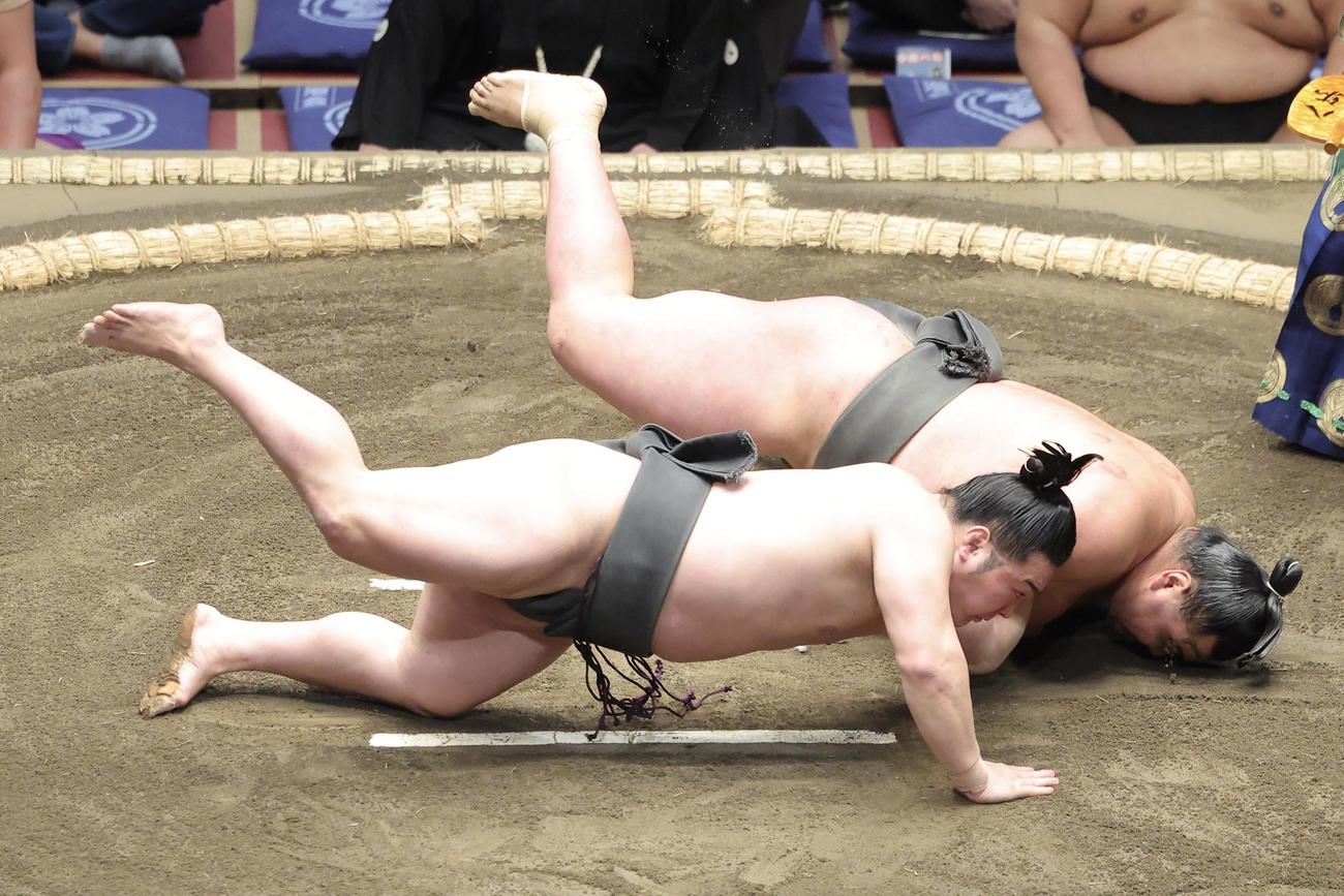 東誠竜（奥）を肩透かしで破る炎鵬（撮影・河田真司）