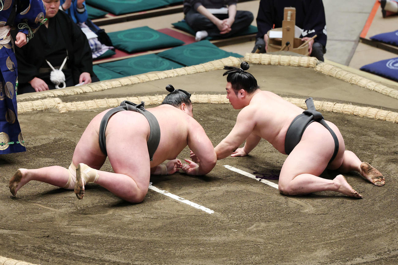 肩透かしで東誠竜（左）を破る炎鵬（撮影・宮地輝）