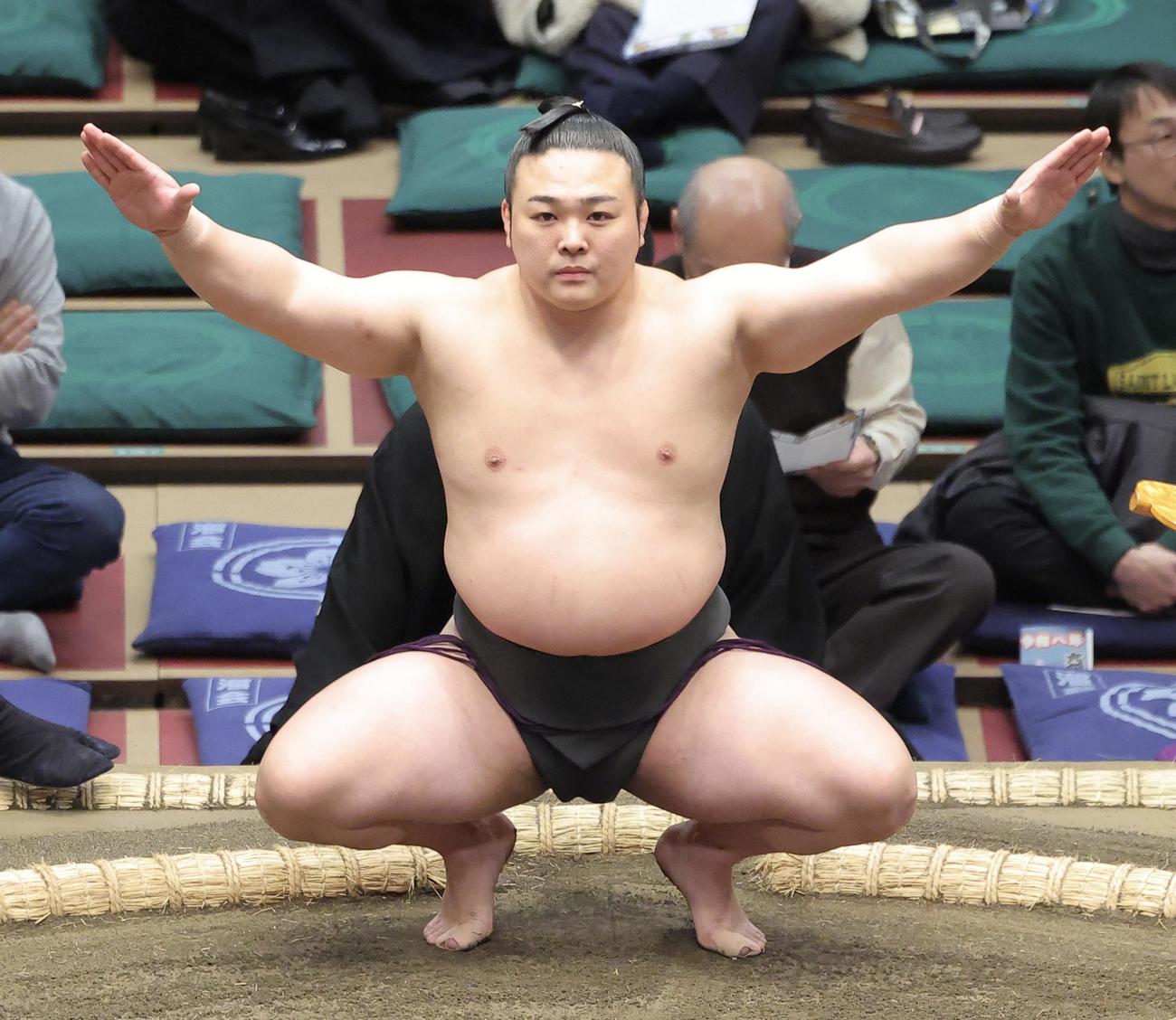 塵手水を切る炎鵬（撮影・河田真司）
