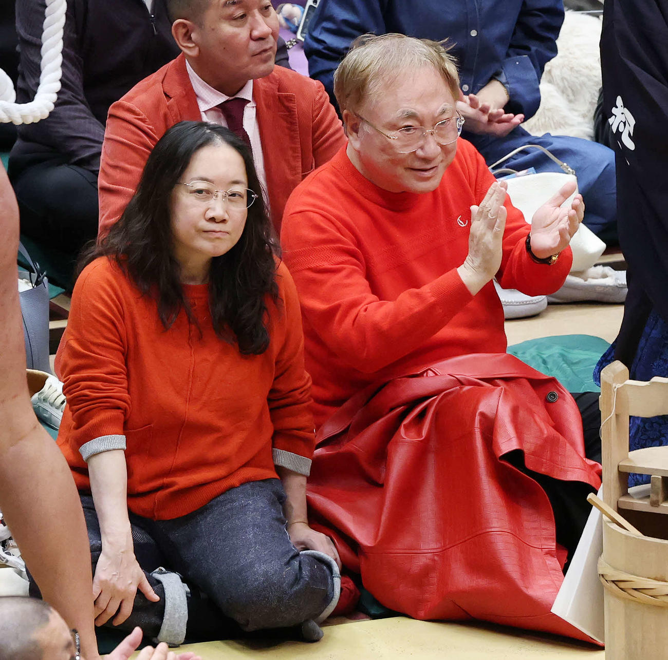 大相撲観戦する漫画家の西原理恵子氏（左）と高須クリニックの高須克弥院長（撮影・宮地輝）