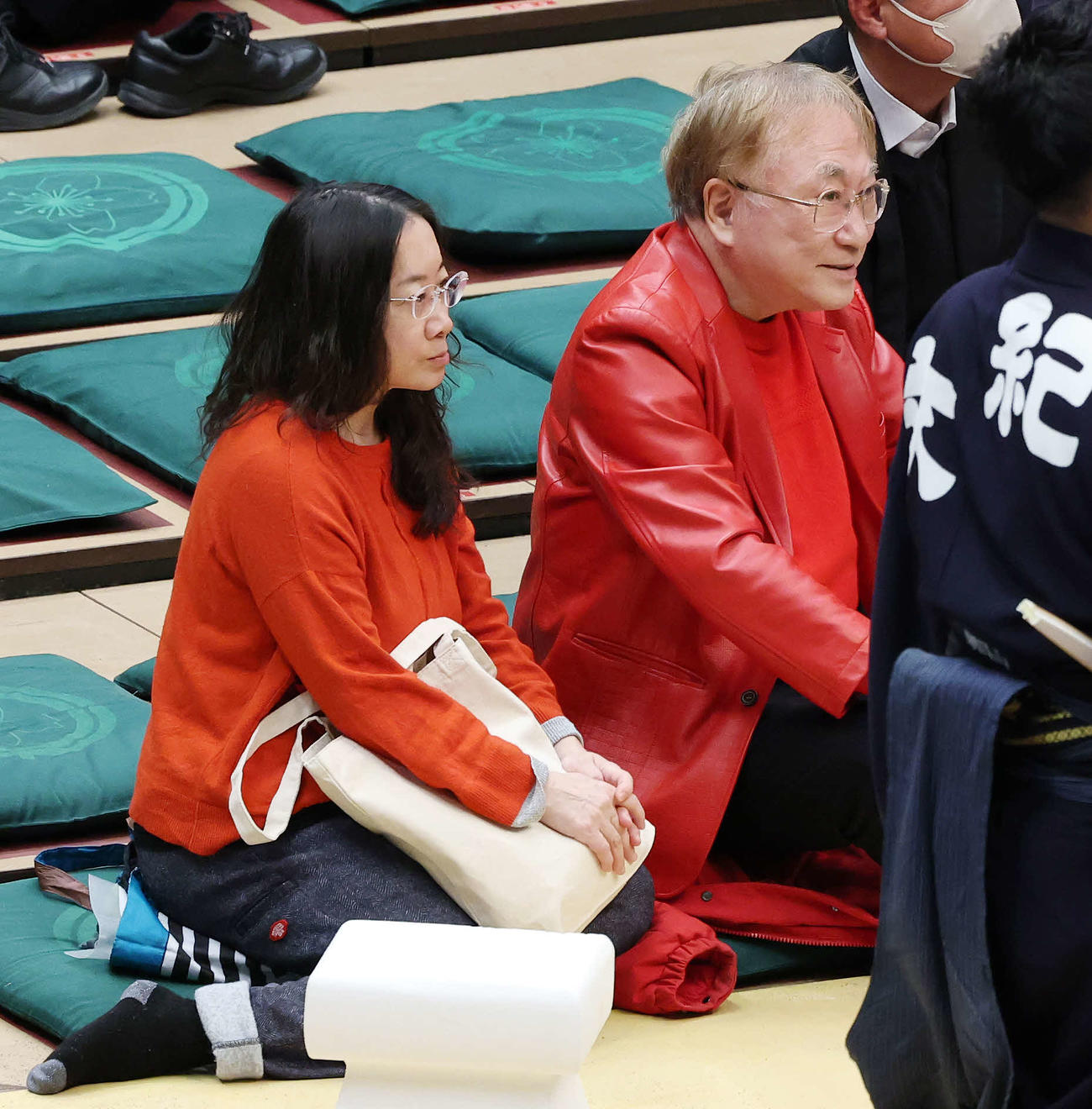 大相撲観戦する漫画家の西原理恵子氏（左）と高須クリニックの高須克弥院長（撮影・宮地輝）