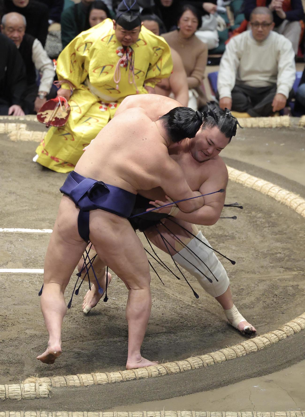羽出山（左）を寄り倒しで破る朝乃山（撮影・河田真司）