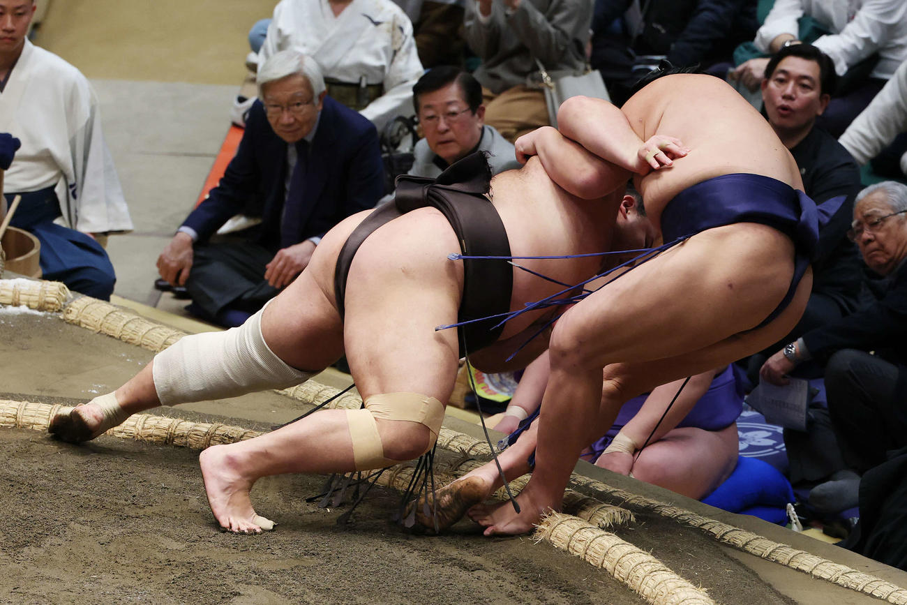 寄り倒しで羽出山（右）を破る朝乃山（撮影・宮地輝）