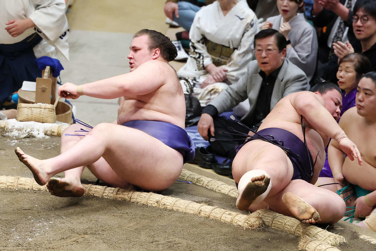 首投げで義ノ富士（右）を破る安青錦（撮影・宮地輝）