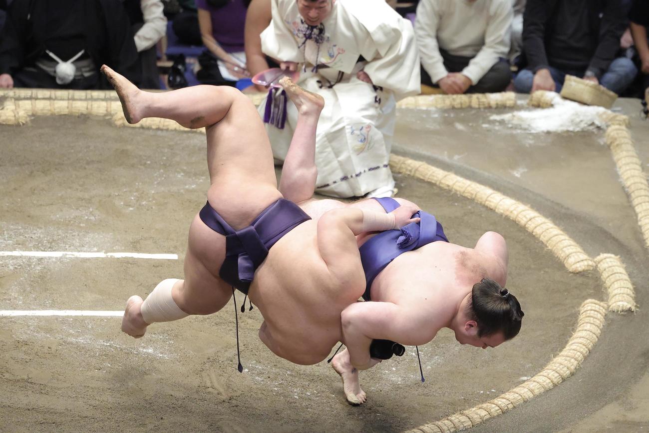 義ノ富士を首投げで破る安青錦（撮影・河田真司）