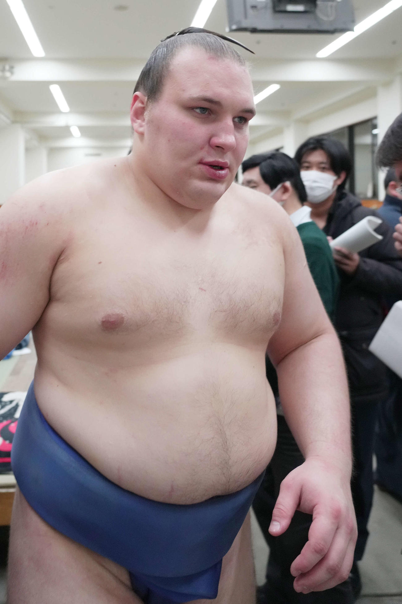 支度部屋で取材に応える安青錦