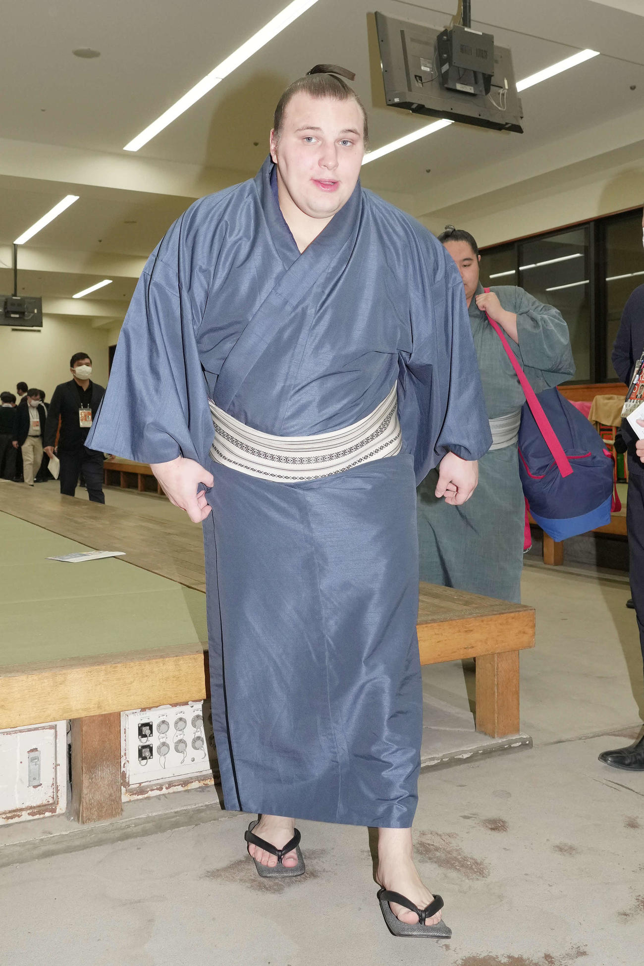 支度部屋を後にする安青錦