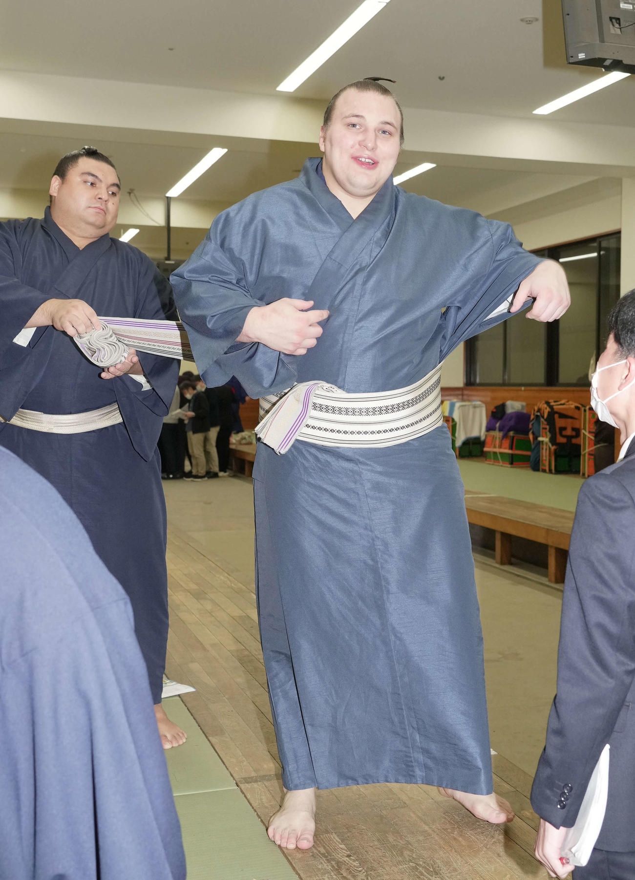支度部屋を後にする安青錦