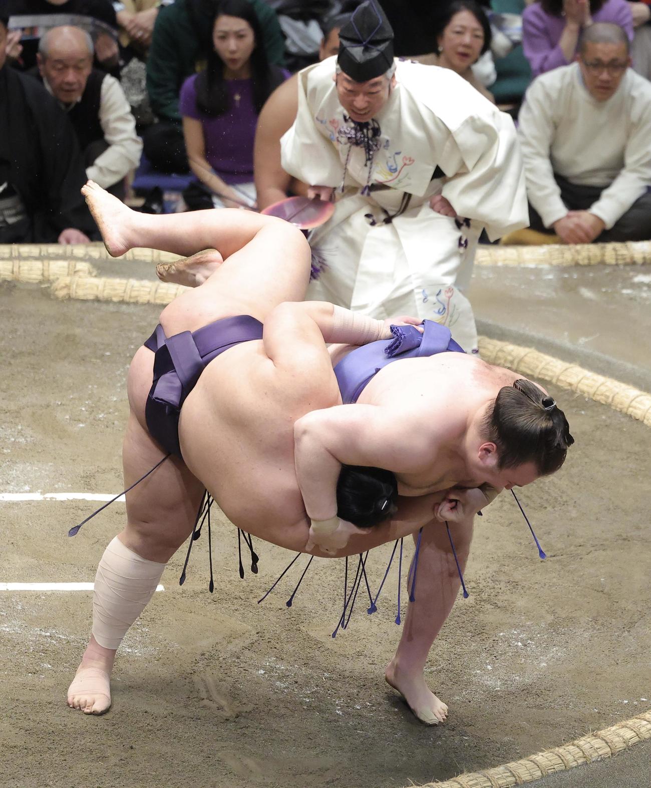 義ノ富士（左）を首投げで破る安青錦（撮影・河田真司）