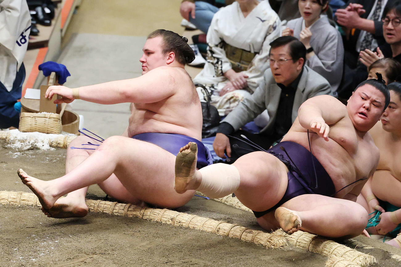 首投げで義ノ富士（右）を破る安青錦（撮影・宮地輝）