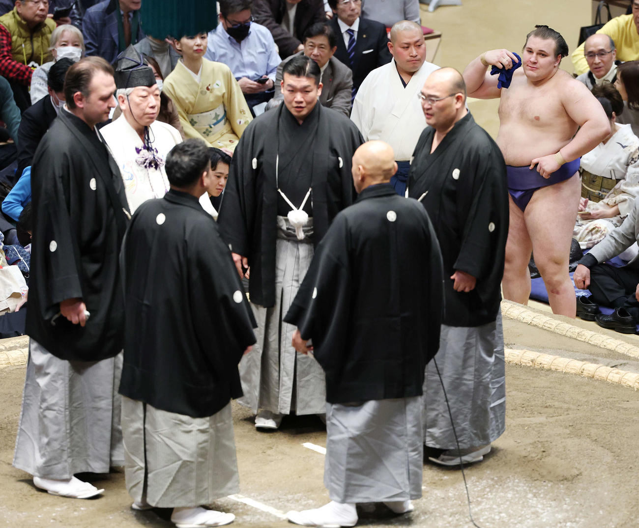 安青錦と義ノ富士の対戦は物言いがついたものの軍配通り安青錦の勝ちとなった（撮影・宮地輝）