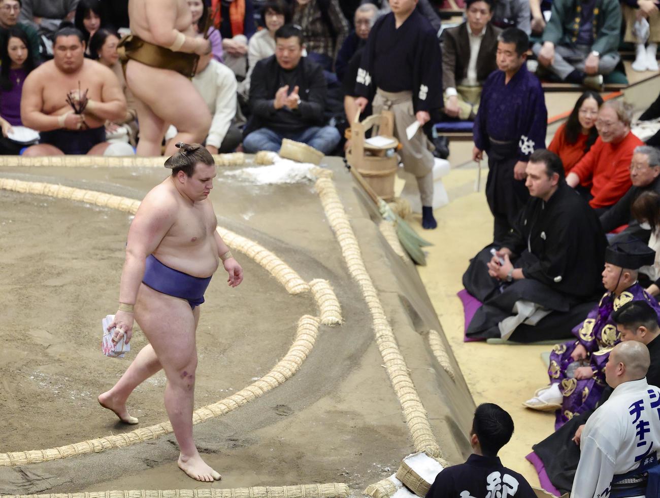 義ノ富士を首投げで破り、懸賞金の束を手に土俵から引き揚げれ安青錦（撮影・河田真司）