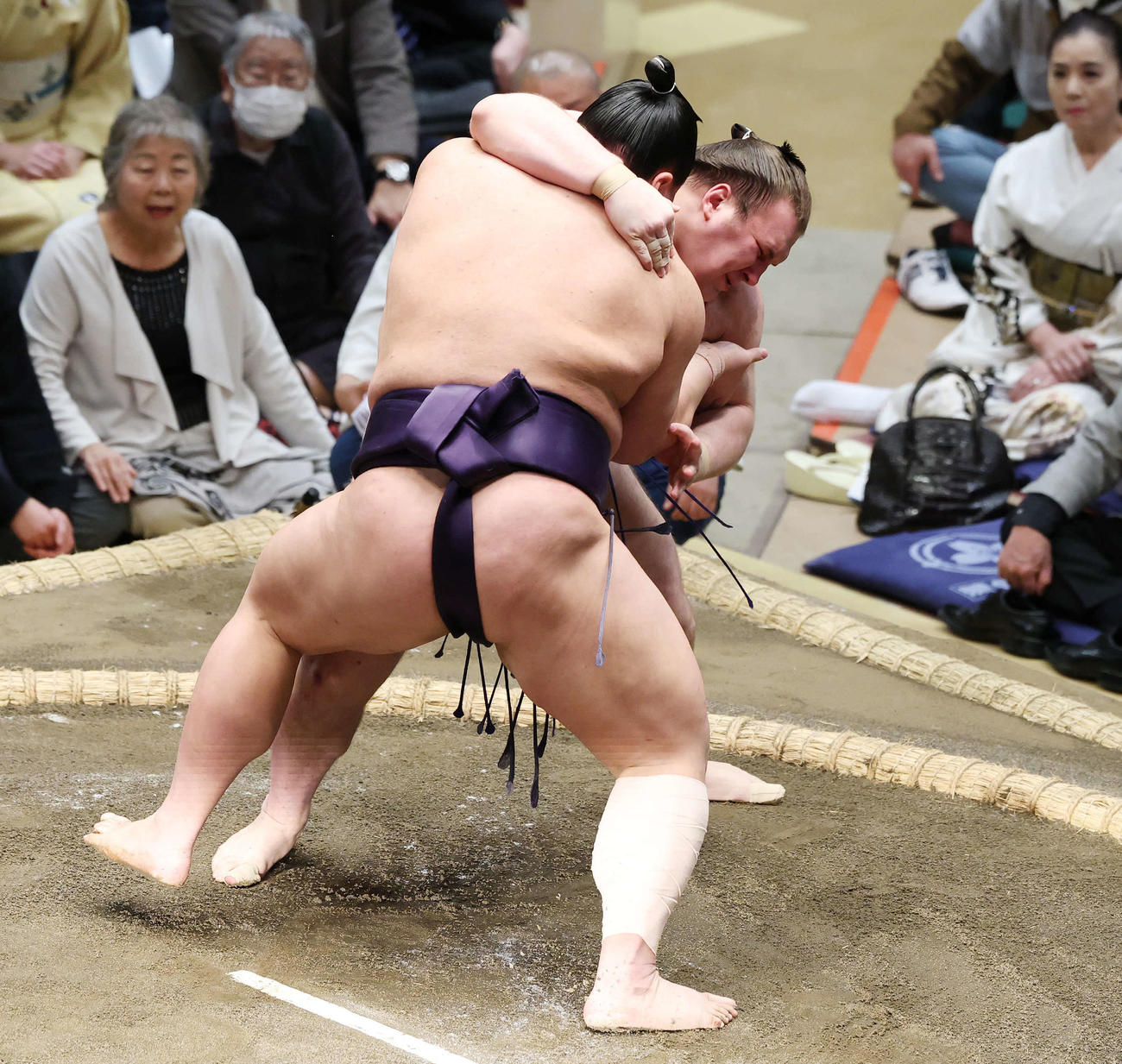 首投げで義ノ富士（手前）を破る安青錦（撮影・宮地輝）