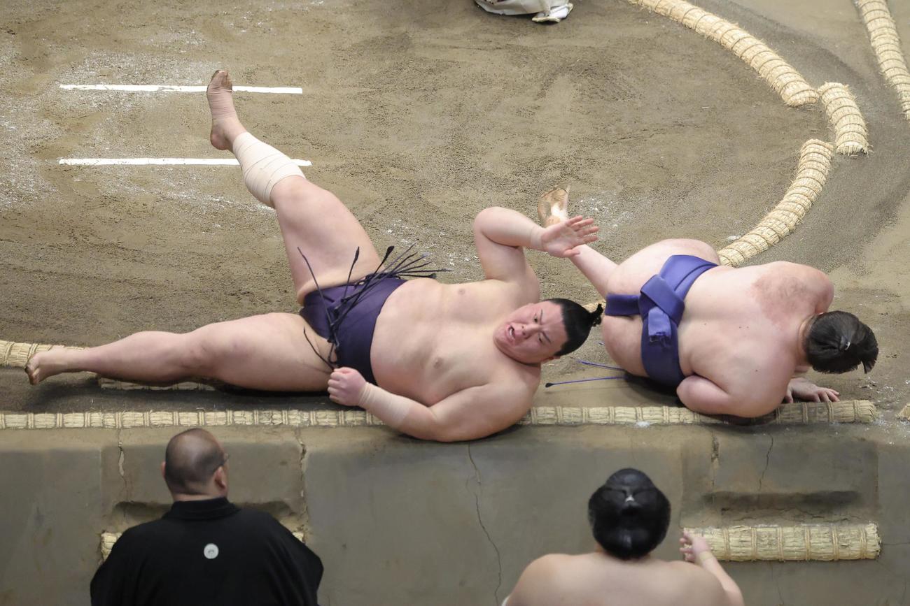 義ノ富士（左）を首投げで破る安青錦（撮影・河田真司）
