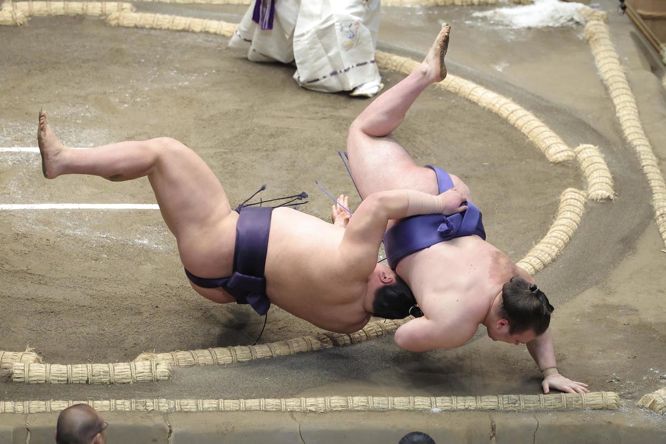 義ノ富士（左）を首投げで破る安青錦（撮影・河田真司）