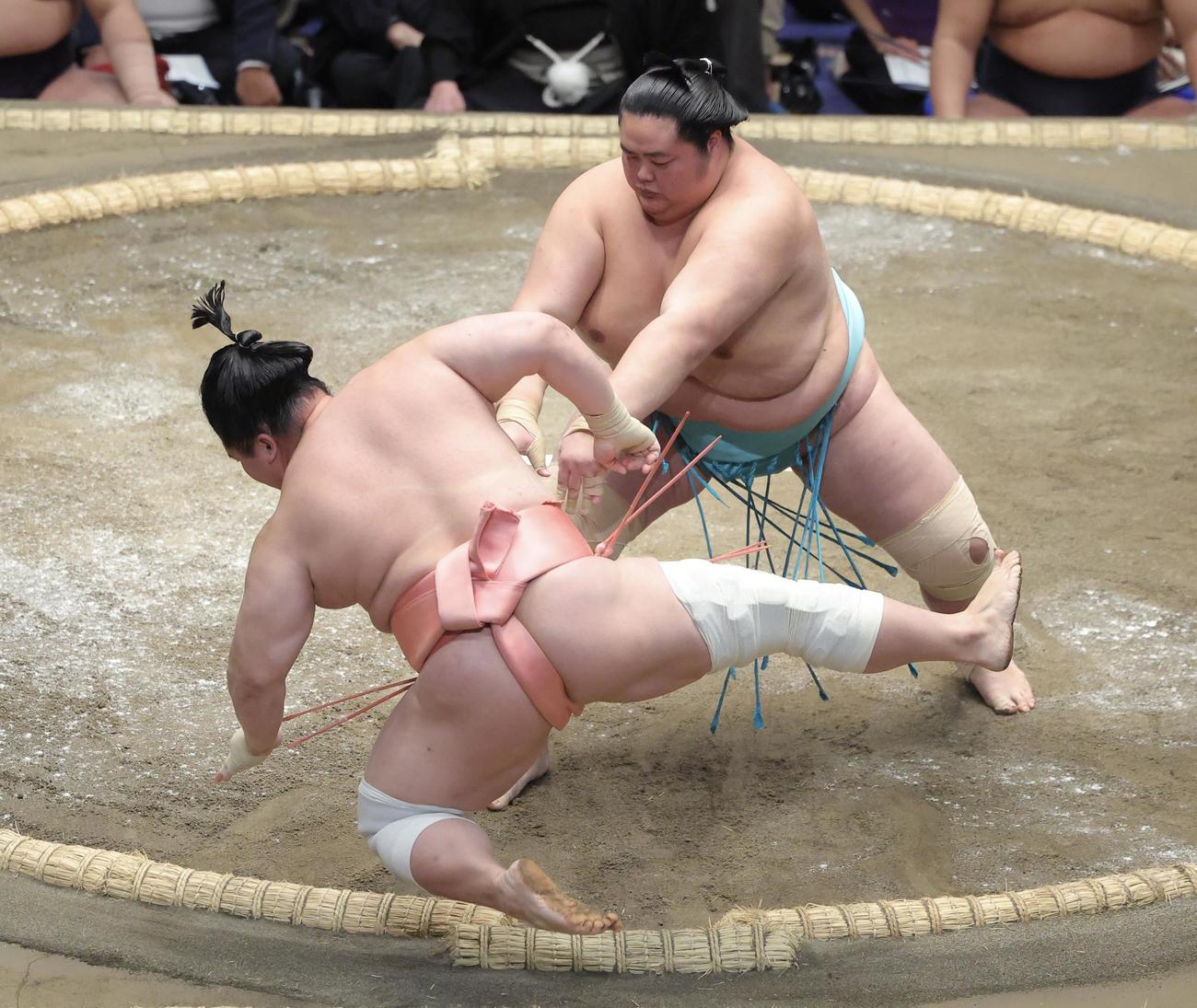 宇良（左）を押し倒しで破る琴桜（撮影・河田真司）