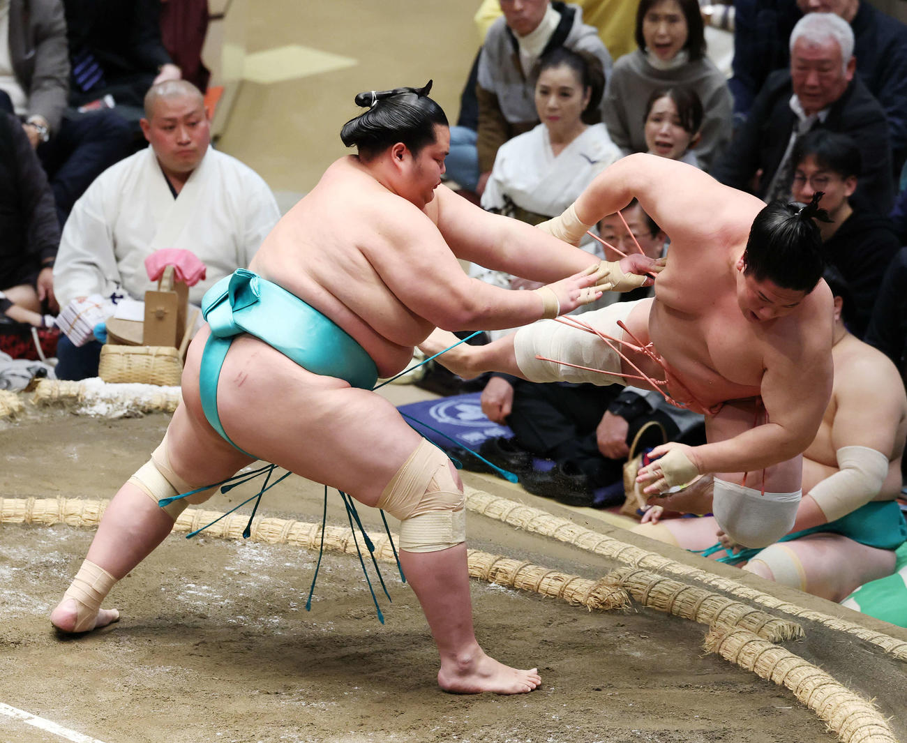 押し倒しで宇良（右）を破る琴桜（撮影・宮地輝）