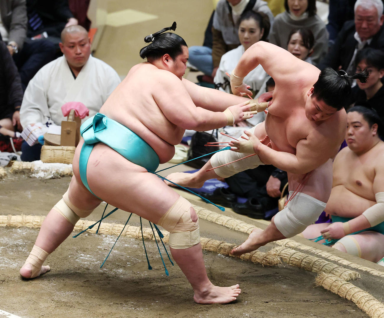 押し倒しで宇良（右）を破る琴桜（撮影・宮地輝）
