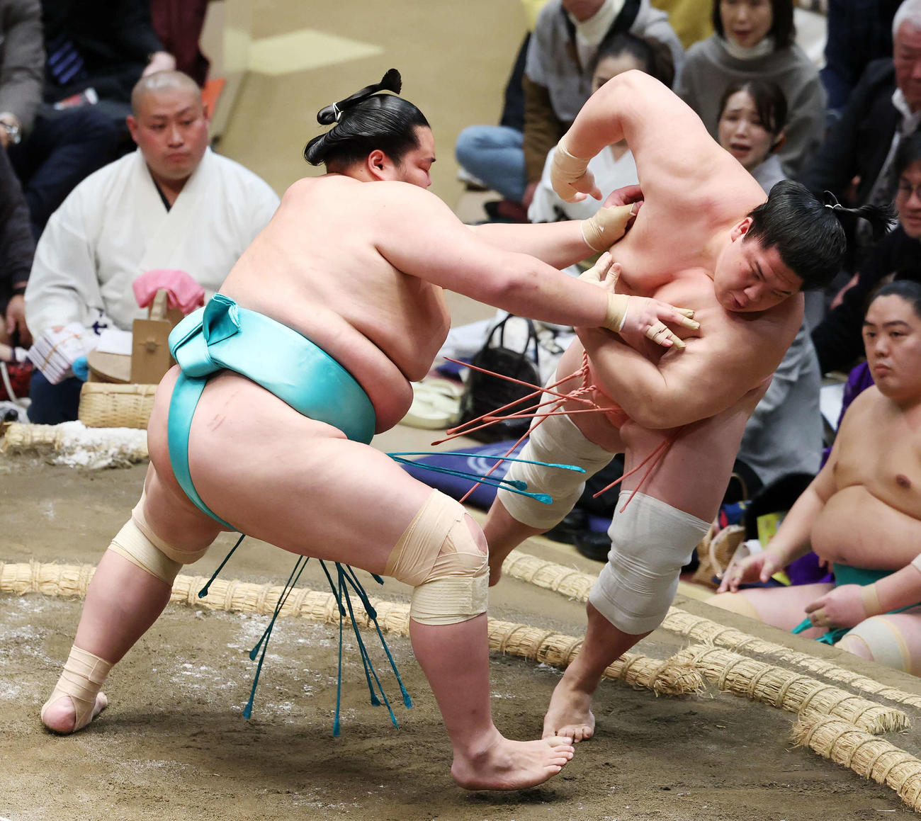 押し倒しで宇良（右）を破る琴桜（撮影・宮地輝）