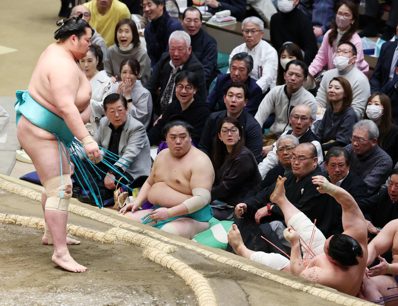 押し倒しで宇良（右）を破る琴桜（撮影・宮地輝）