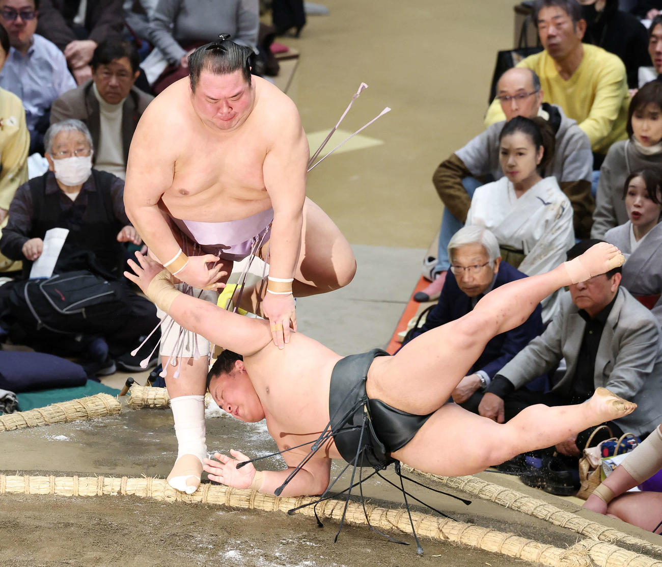 はたき込みで翠富士（右）を破る友風（撮影・宮地輝）